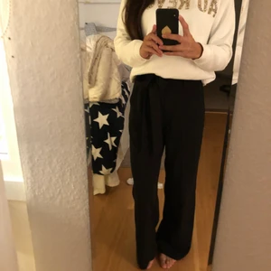 Byxor - Säljer jätte stiliga byxor från märket mbyM, knyt skärp i midjan. 