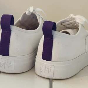 Eytys vita - Eytys i mycket fint skick (modell mother sneakers) endast använda två gånger och därav näst intill så gott som nya. Storlek 40. Nypris 1100kr.