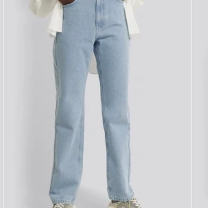 Raka jeans med hög midja - Supernsygga och populära jeans från NA-KD som tyvärr är för stora för mig.