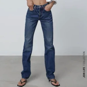 Zara jeans  - Zara jeans i strl 36. Kan frakta men då kommer frakten kosta extra eller mötas upp i sthlm. På hemsidan heter de ”jeans mid rise straight” om nån vill ha fler bilder 