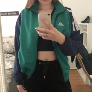 Adidas  - Adidas kofta typ den är hel och fin den är bara lite kort i armarna