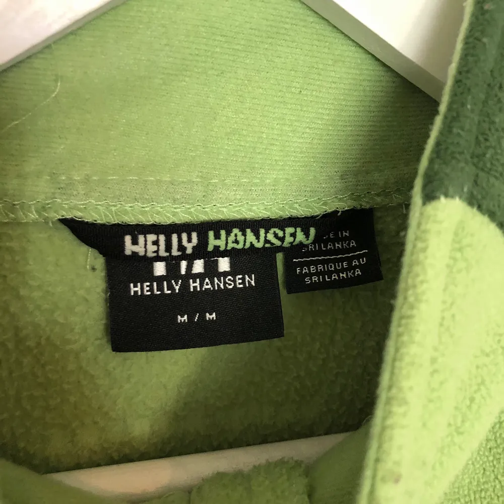 Vintage Helly Hansen Fleece i fina mint och gröna toner🍵 Den är i storlek Medium för Kvinnor. Är i vintage skick, har mindre tecken på nopper.. Tröjor & Koftor.