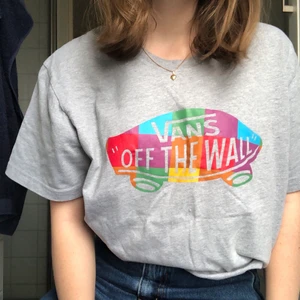 Vans t-shirt - Supersnygg vans t-shirt med tryck! Ovanligare, färgglatt tryck🏳️‍🌈 Väldigt bra skick⭐️ Strl XL men passar alla beroende på hur man vill att den ska sitta, jag har strl S annars❤️ Skickar eller möts upp i Gbg. Priset kan diskuteras!