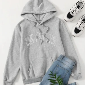 Grå Hoodie - Säljer min gråa hoodie med fint tryck från Shein eftersom den aldrig kommit till användning. 