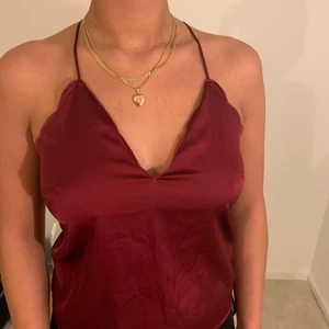 Satin linne  - Jätte fint vinrött satin linne med korsad rygg, slutsåld på ginatricot och är endast använt vid ett tillfälle ❤️