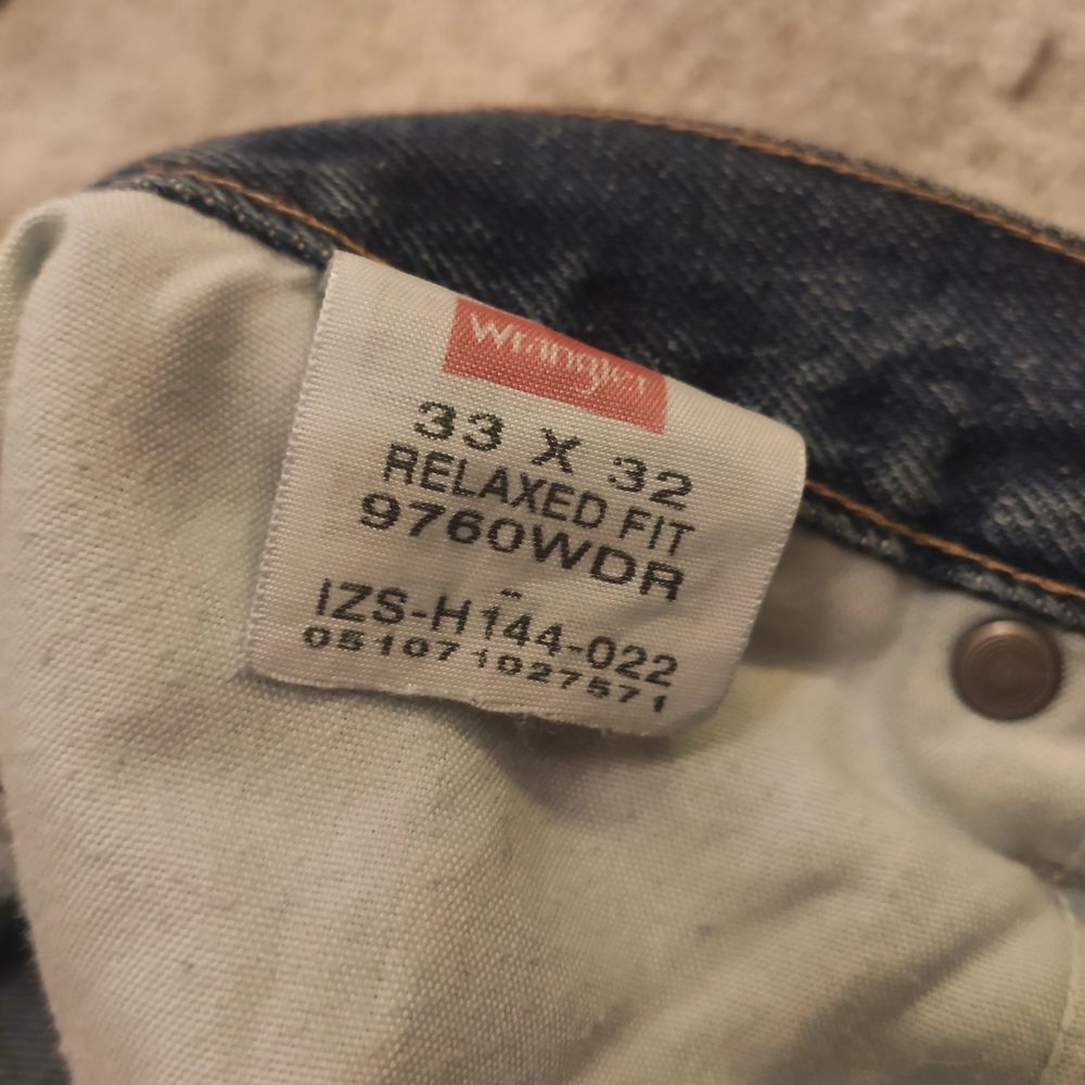Ett par vintage wrangler jeans i fantastiskt skick. Dem är vidare än Levi's 501 men inte sådär larvigt lösa. Dem är inte alls så smutsiga som dem ser ut och har sedan bilden tagits blivit tvättade. Tagen säger 33/32 men är nog mer 31/31. Leg opening: 22cm. Jeans & Byxor.