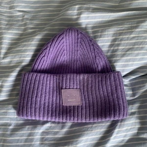 Acne mössa - Jag säljer min jättefina lila acnemössa, pga att jag inte har användning för den mer💕Äkta och är nästan helt oanvänd. Köpt för 1100kr och säljer för 600kr. 
