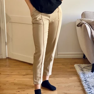 Kostymbyxor - Beiga kostymbyxor från Na-kd i nyskick! Något skrynkliga på bild med det försvinner såklart vid strykning💗💗