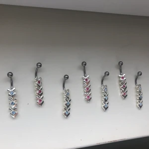 REA navelpiercing  - Tillfällig rea på dessa fina navelpiercingar. Finns i två olika färger. Tillverkade i kirurgiskt stål. De är begränsat antal så passa på att köp dessa nu. Beställ hur många du vill!!!