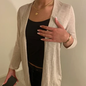 Cardigan  - En ljusbeige cardigan från hm, nästan aldrig använd och är i toppskick 💓
