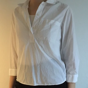 Vit COS-skjorta - En superfin skjorta från COS i bra skick! Jag säljer då den är lite för liten för mig. Köparen betalar frakt. Kan även mötas upp i Malmö.
