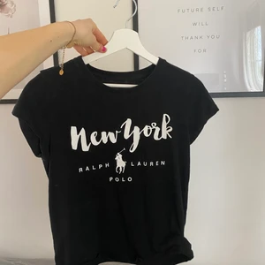 Ralph lauren tshirt - T-shirt ifrån Ralph lauren, köpt för länge sen och kommer aldrig till användning längre så därför säljer jag den🖤 bra kvalle och fint skick. Passar xs-s