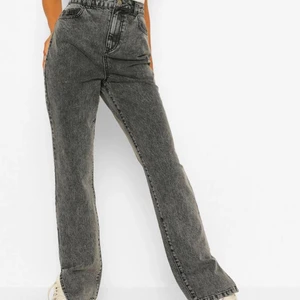 Jeans med raka ben och slits - Jätte snygga jeans som tyvärr är för stora för mig. Dem är långa i modellen och passar bra på dem som är 170 över... för mer info och bättre bilder skriv privat💗