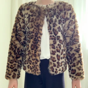 Leopard Mönstrad Pälsjacka  - Leopard mönstrad vårjacka oanvänd strl 152 