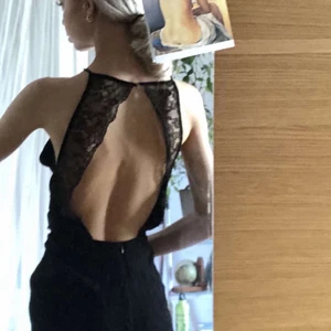 svart byxdress - svart byxdress med öppen rygg, strl s