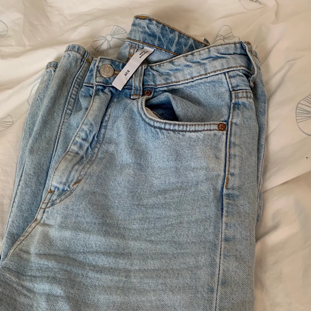 Ljusblåa weekday jeans i stl. w24 och l32 i modellen ”Ace”. Fint skick, har dock ett liitet hål i sidan som man inte märker av(kan skicka bild). . Jeans & Byxor.
