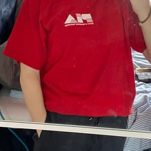 Vintage College tshirt - Riktigt snygg och trendig tshirt som skulle bli perfekt inför sommaren. Storleken är L men för dig om har under blir den perfekt oversized. Själv på bilden har jag storlek S i dam och har inga bekymmer med att den är oversized. Cond på tishan är en stark 8/10