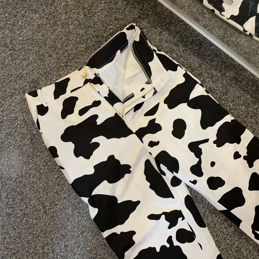 Cow print pants från SHEIN, oversized, aldrig använda🥰 köparen står för frakten✨. Jeans & Byxor.