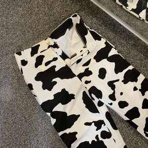 Cow print byxor  - Cow print pants från SHEIN, oversized, aldrig använda🥰 köparen står för frakten✨