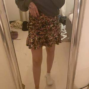 Jättefin blommig kjol från Vero Moda. Köpt för bara någon månad sen men aldrig använd. Säljer den då den är för liten på mig. Buda från 50kr eller köp direkt för 290kr