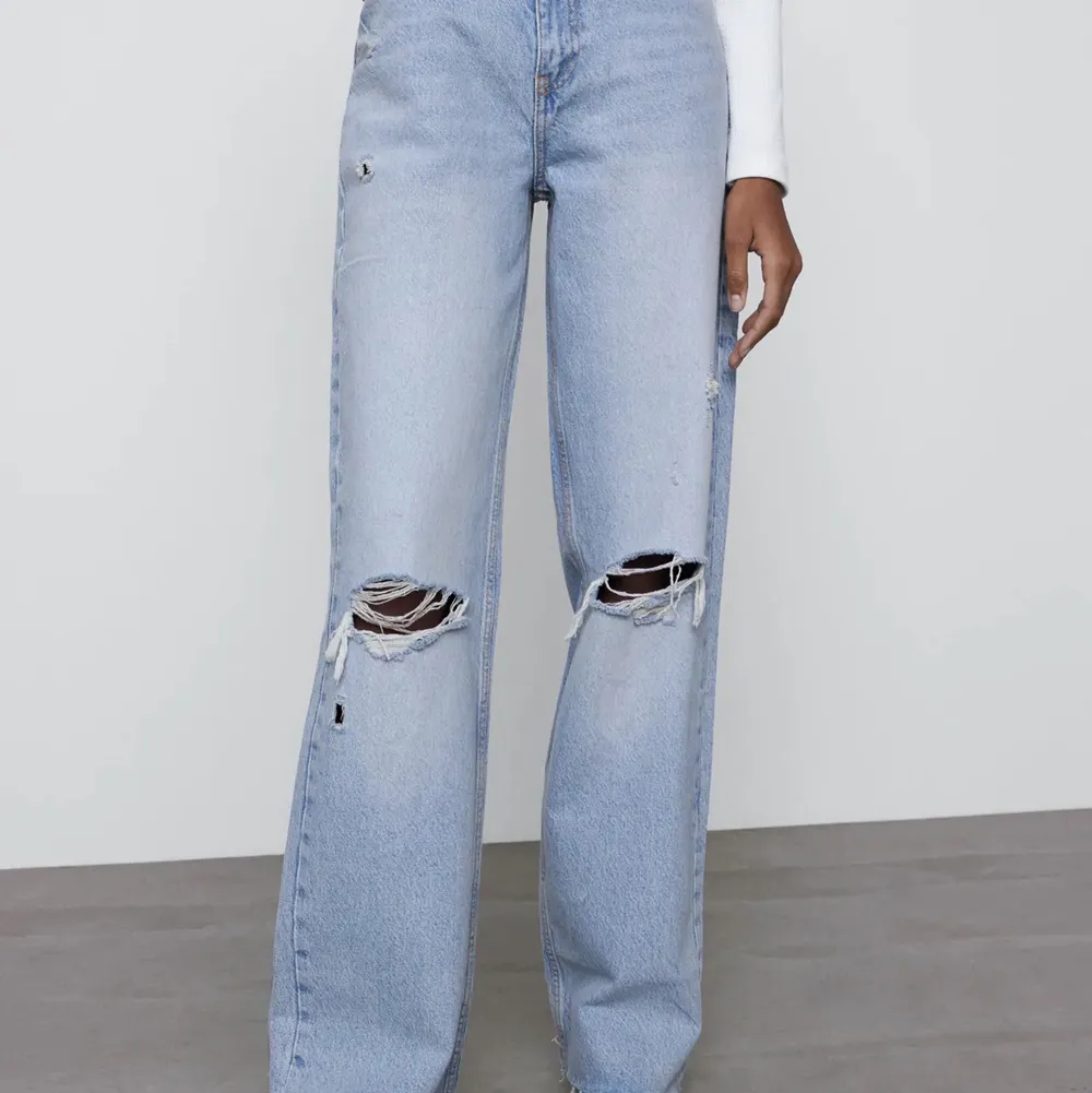 Ljusblåa vida jeans med slitage från zara i strl 38, prislapp är kvar då dem är för långa för mig som är ca 167cm. Jeans & Byxor.