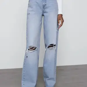 Ljusblåa vida jeans med slitage från zara i strl 38, prislapp är kvar då dem är för långa för mig som är ca 167cm