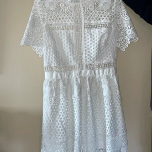 Superfin klänning från By Malina (aldrig använd) - Hej, säljer en superfin klänning från By Malina, som är oanvänd! Perfekt till Student eller skolavslutning! Buda!!