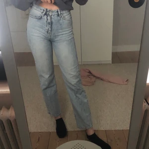 Straight jeans - Straight off jeans från junkyard köpta i somras men säljer då jag tycker de sitter för kort på mig som är 175cm. Storlek Xs/34. Köparen står för frakt!💕