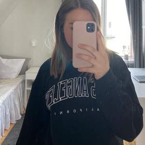 Svart sweatshirt från Shein, aldrig använd!🤍 i strl M och är perfekt oversized för mig som vanligtvis är XS/S