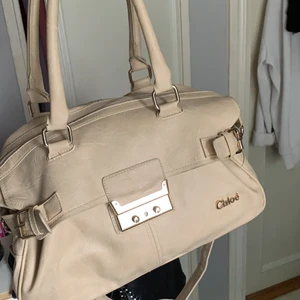 En as snygg väska - Säljer denna väskan för jag inte får andväning av den längre tyvärr man annars har jag älskar denna väskan. För fler bilder eller frågor är det bara att fråga mig så kan jag fixa det🥰