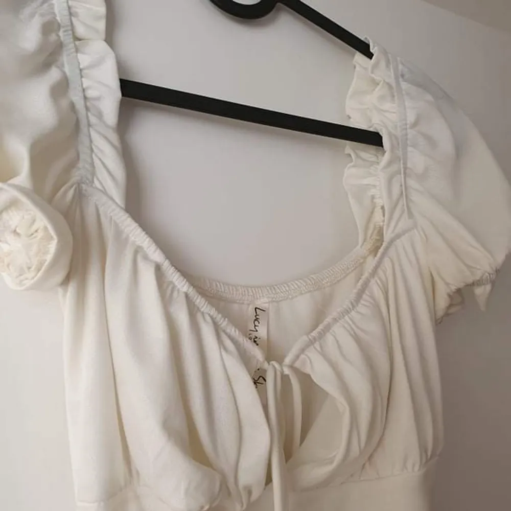 En jättefin vit kort klänning från LUCY IN THE SKY. Använd 2 ggr bara. Hämtas/ möts upp i Vasastan eller köparen står för frakten. Klänningar.