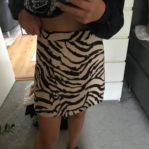 Kjol från Vero Moda  - Säljer denna ursnygga kjolen från vero Moda i storlek 34! 💕så snygg, aldrig använd då storleken inte funka till mig, så i toppskick! 