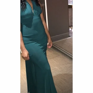 Perfekta bröllops klänning. - Hej säljer denna fina klänning som har bara kommit till användning en gång.    Den sitter på jätte fint och man känner sig så elegant i det. Om du ska på bröllop och vill känna dig lite extra sexy så är detta klänning för dig. 