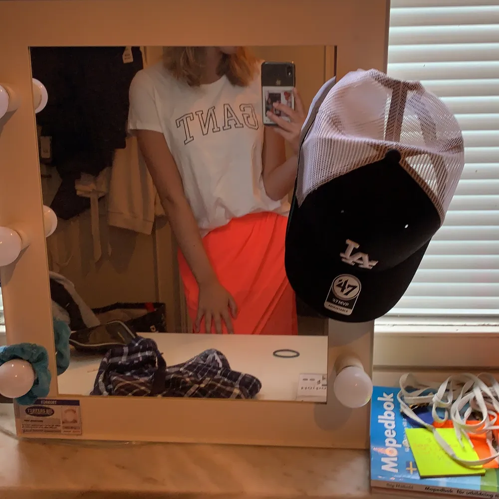 Säljer denna tröjan då den bara inte har kommit till andväning hos mig. Men för fler bilder eller frågor är det bara att fråga mig så kan jag fixa det🥰. T-paidat.