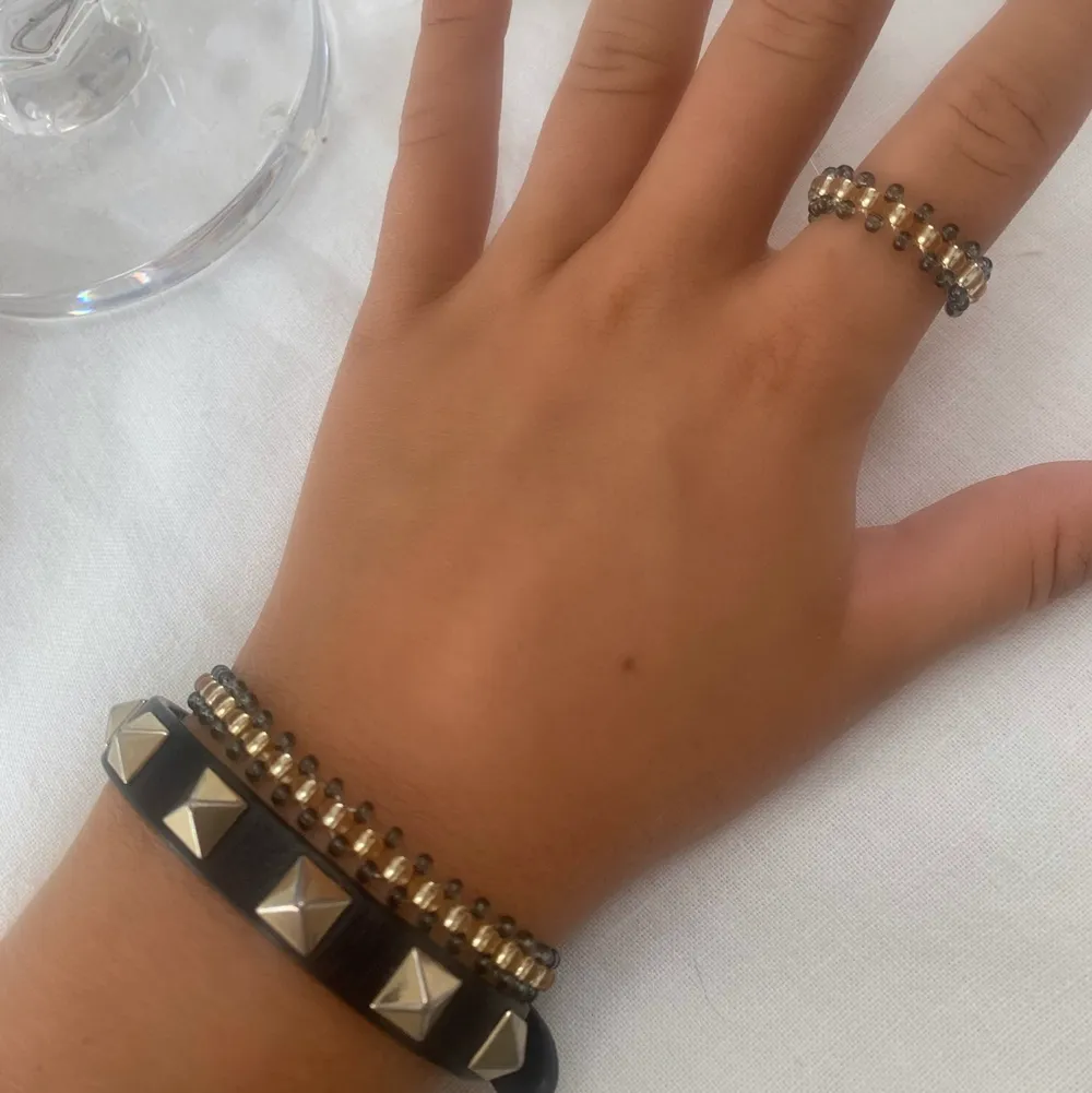 Egenpärlade snygga, stilrena smycken som går att göra i massa olika färger, bla de som visas på bilden💥🌟🍒💘ARMBAND+RING i valfri färg 100 kr (inklusive frakt,jag bjuder alltså på frakten)💗🍓 Om ni vill ha smyckena i en större storlek så är det bara att skriva, så får ni det utan extra kostnad💘. Accessoarer.