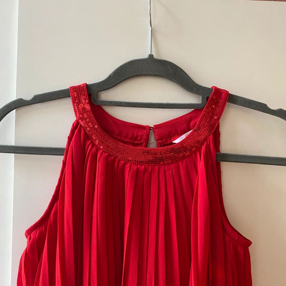 Säljer denna superfina röda klänning ifrån ellos, perfekt som julklänning eller nu till sommaren, knappt använd:)) säljer likadan fast i svart!. Klänningar.