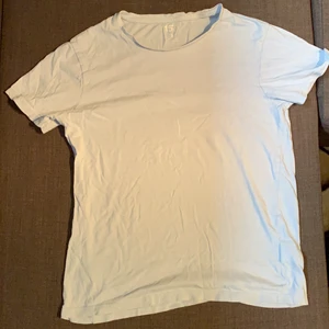 Regular light blue t-shirt - Loose fit with some stretch. Worn once.