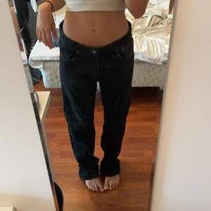 Lågmidjade jeans - Svarta supersnygga lågmidjade jeans❤️ använder ej:/ passar nog någon från 165-175