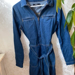 Skitsnygg jeans klänning från Bikbok, nästan aldrig använd!  - Storlek S 