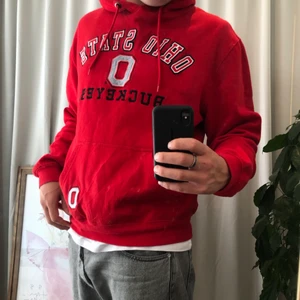 Ohio State Vintage - Snygg Vintage Hoodie med trycket ”Ohio State”. Person på bilden är 189cm lång. Hör av dig om du har några frågor eller vill ha fler bilder/mått på plagget ❤️‍🔥