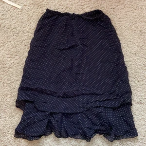 Volangkjol  - Prickig lite längre volangkjol köpt på humana, står ej märke eller storlek men skulle tippa på storlek S/36