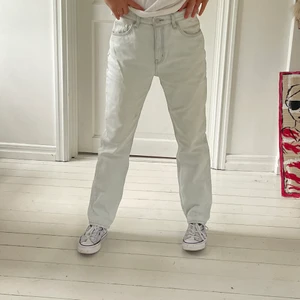 Lågmidjade jeans från weekday  - Lågmidjade jeans från weekday i modellen ”Seattle” i ljusblå färg nästan vit. Knappt använda. Storlek 27, passar bra på mig som i vanliga fall är en 36. Skriv privat vid frågor. Köparen står för frakten💖