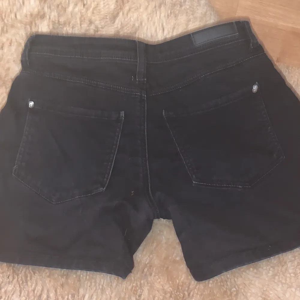 Ett par svarta jeans från JDY DENIM . Shorts.