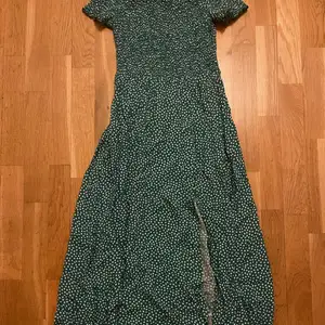En jätte fin grön blommig lång klänning med slits. Endast använd en gång och om du vill se den på är det bara att kontakta mig🤍