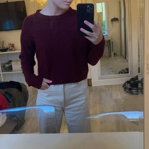 Vinröd ”stickad” tröja - Vinröd mysig ”stickad” tröja, knappt använd.