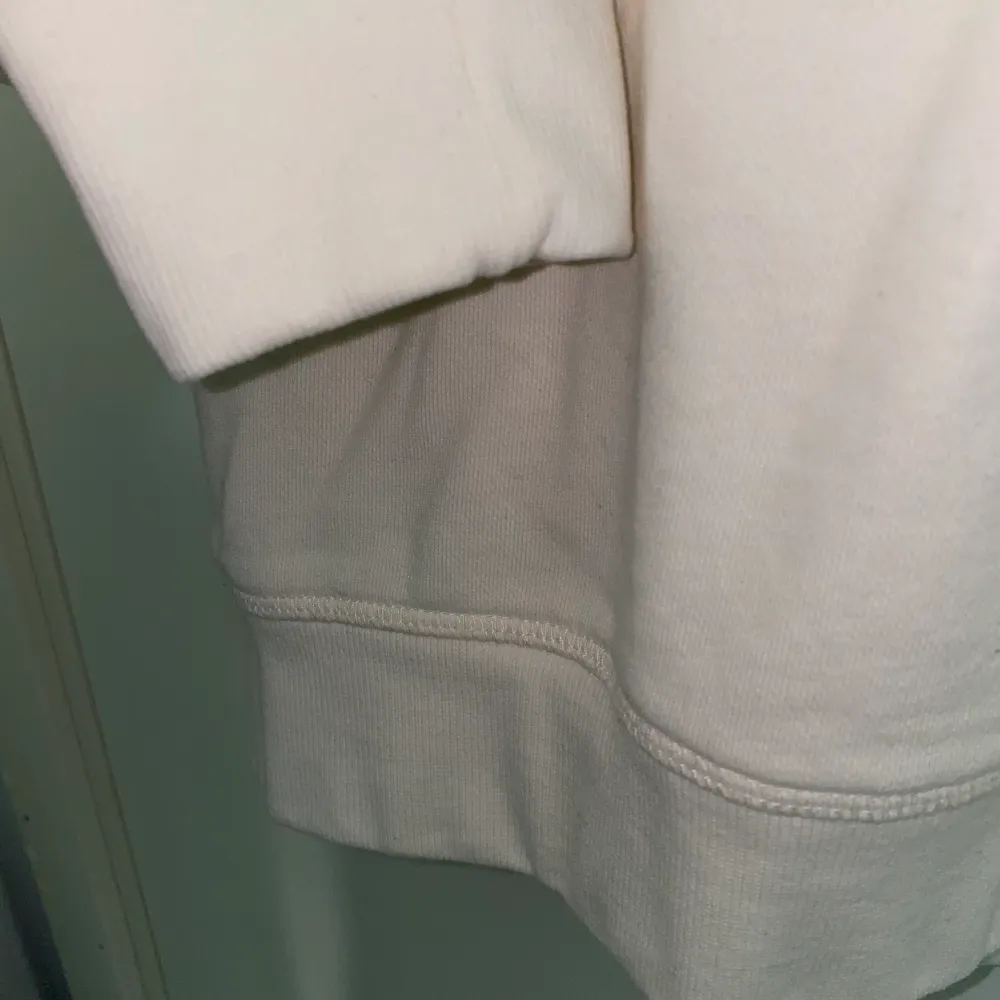 Fin vit sweatshirt, minns inte vart jag köpt den men det var något ”ekologiskt” märke typ, storlek xs, unisex. Hoodies.