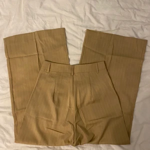 beiga kostymbyxor - ett par baggy kostymbyxor som är helt oanvända, är 174cm och de går precis hela vägen ner på mig 💕