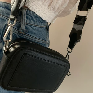 Handväska - Väskan passar till allt, den är aldrig använd.