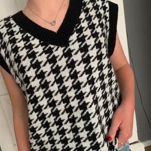 Mönstrad väst - Västen är bara använd 1 gång och är som ny. Köparen betalar frakten