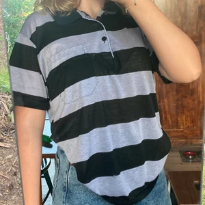 Skjorta - En fin skjorta som jag köpte på en loppis. Som på bilden är den nopprig men den var de när jag köpte den. Har alldrig använten. På bilderna är tröjan olicka nyanser av blå men de är pågrund av ljuset❤️☺️